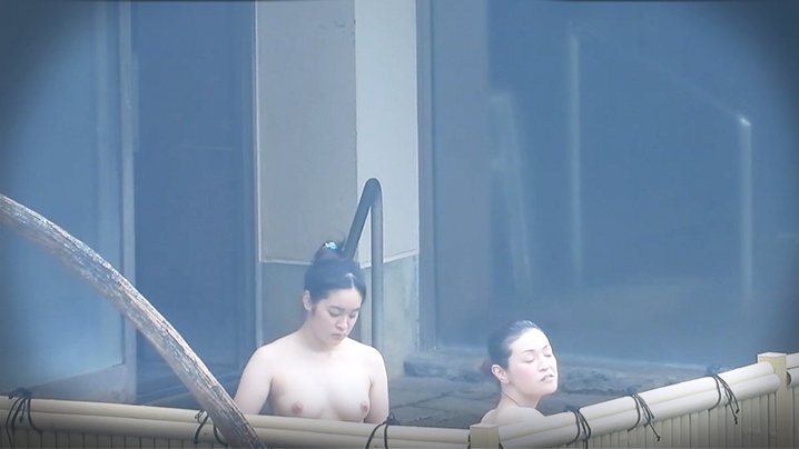 【真实偸拍】户外温泉脱得精光的年轻妹子们泡澡有几个妹子的身材太极品了︱T
