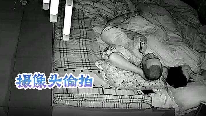 【摄像头偷拍】五金店夫妻做爱把熟睡的媳妇搞醒了像俄狼一样趴在老公上面摆动︱T