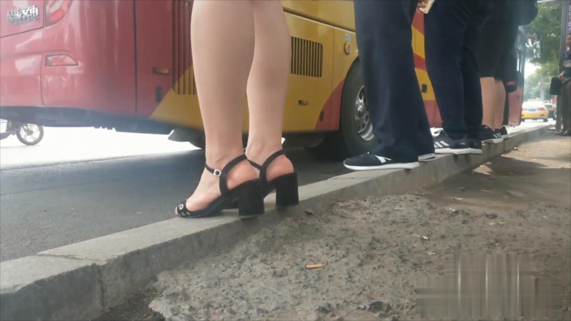 @20207604152 用户上传：街拍老婆的美腿玉足丰满白皙更多街拍︱T