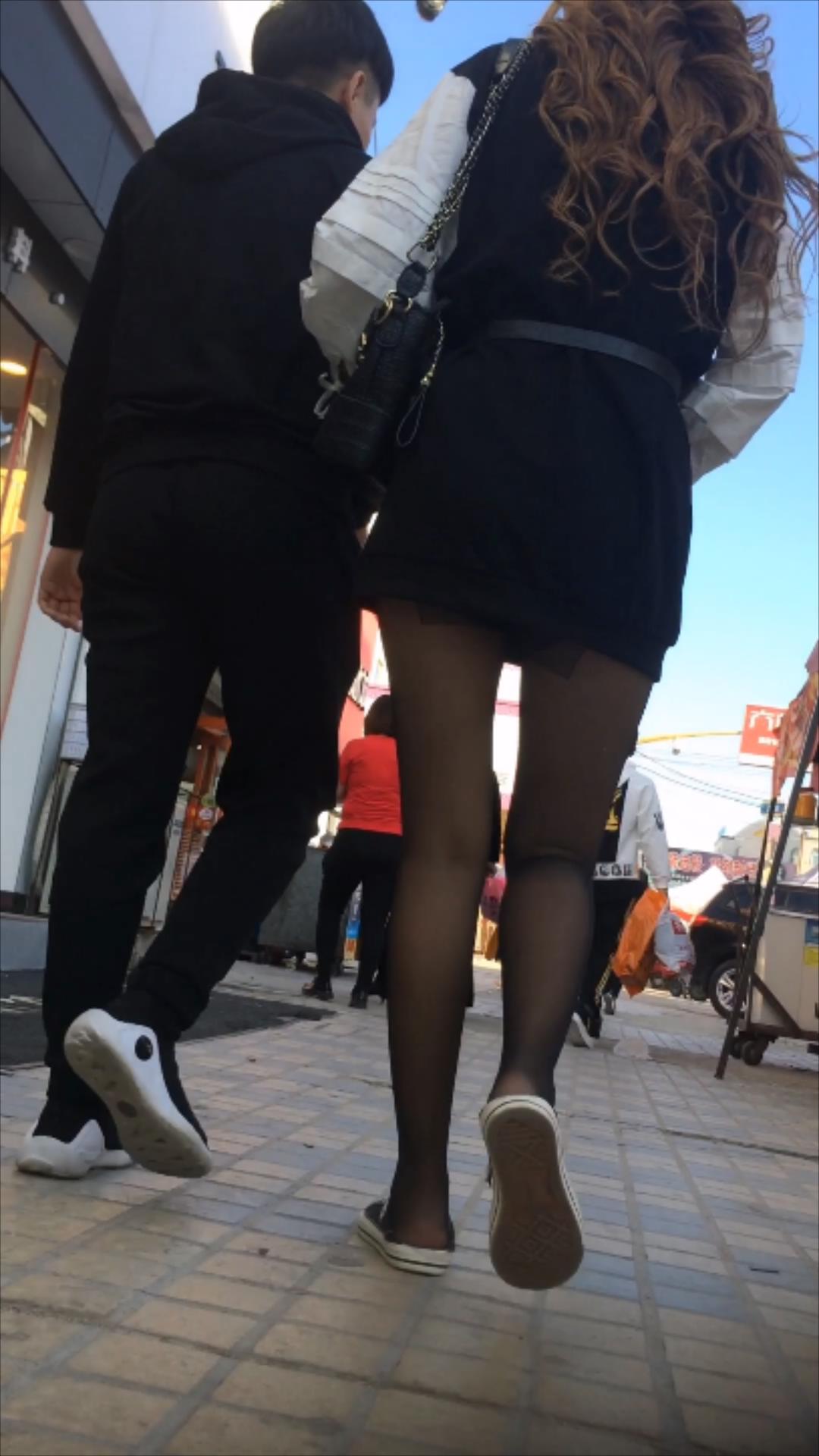 @20205781414 用户上传：街拍和男友一起逛街的美女_超短包臀裙黑色丝袜︱T